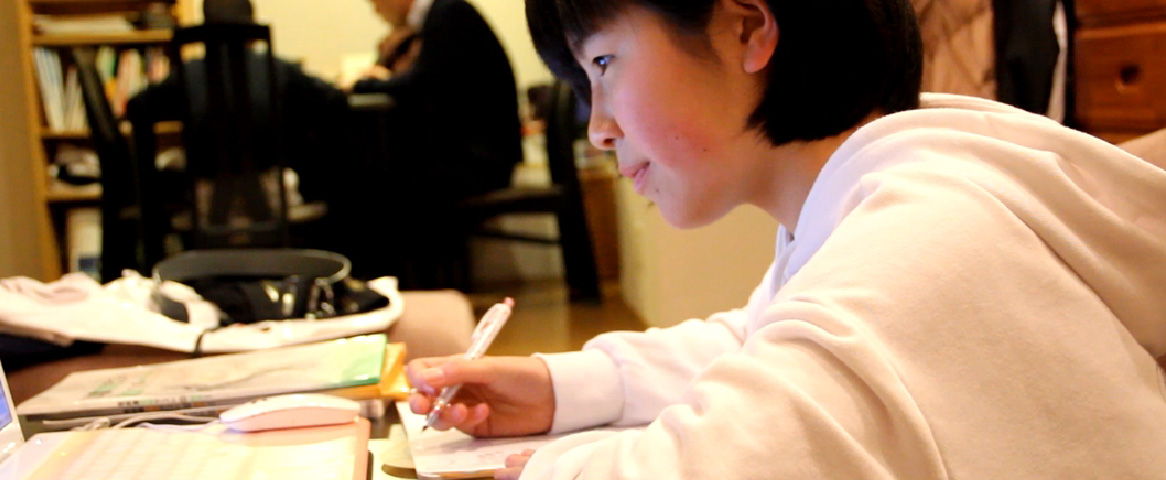 学習する受講生