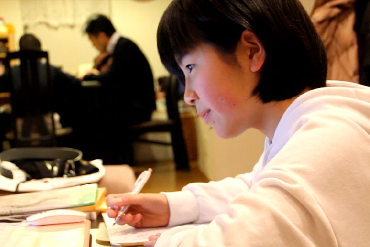 学習する受講生